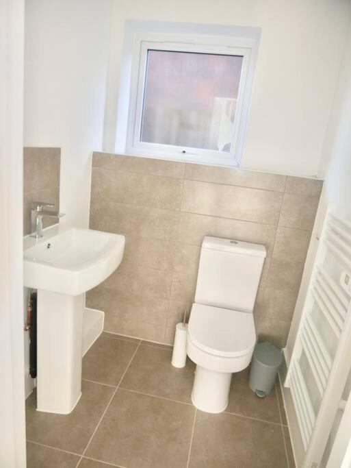 Spacious 4-Bed Semi-Detached Home With Garden Liverpool Exterior foto
