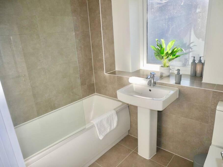 Spacious 4-Bed Semi-Detached Home With Garden Liverpool Exterior foto