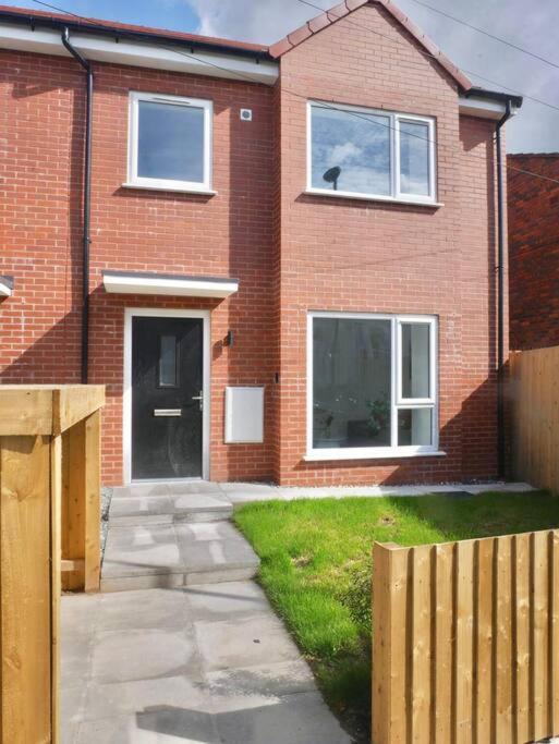Spacious 4-Bed Semi-Detached Home With Garden Liverpool Exterior foto