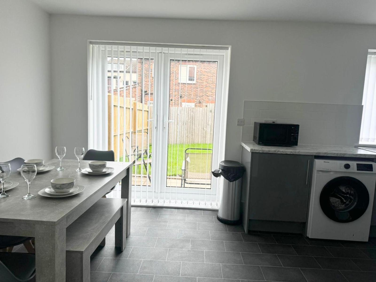 Spacious 4-Bed Semi-Detached Home With Garden Liverpool Exterior foto